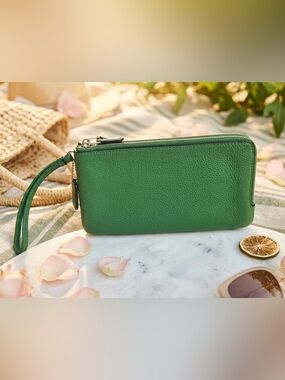 Coach Corner Double Zip Wristlet in Kelly Green 💚